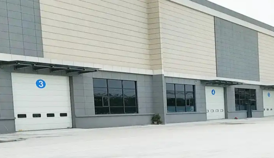 বড় শিল্প কর্মশালার সেকশনাল ওভারহেড ডোর ফ্ল্যাট বা কনট্যুরযুক্ত প্যানেল ডিজাইন 50 মিমি -80 মিমি বেধ নিরোধক সেকশনাল গ্যারেজ ডোর