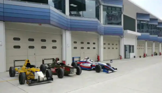 বড় শিল্প কর্মশালার সেকশনাল ওভারহেড ডোর ফ্ল্যাট বা কনট্যুরযুক্ত প্যানেল ডিজাইন 50 মিমি -80 মিমি বেধ নিরোধক সেকশনাল গ্যারেজ ডোর