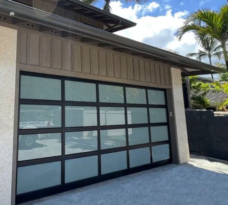 জল নিরোধক শ্রেণী ৩ স্বচ্ছ কাঁচ চমৎকার বায়ু প্রতিরোধ ক্ষমতা সম্পন্ন শিল্প কারখানার উপরিভাগের মজবুত বিভাগীয় গ্যারেজ দরজা, যা ম্যানুয়াল অথবা স্বয়ংক্রিয়ভাবে খোলা ও বন্ধ করা যায়