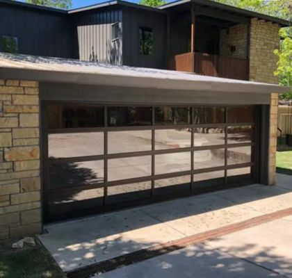 জল নিরোধক শ্রেণী ৩ স্বচ্ছ কাঁচ চমৎকার বায়ু প্রতিরোধ ক্ষমতা সম্পন্ন শিল্প কারখানার উপরিভাগের মজবুত বিভাগীয় গ্যারেজ দরজা, যা ম্যানুয়াল অথবা স্বয়ংক্রিয়ভাবে খোলা ও বন্ধ করা যায়