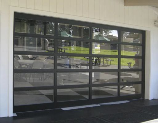 আধুনিক কালো মার্জিত অ্যালুমিনিয়াম ফ্রেম টেম্পারেড গ্লাস স্বচ্ছ বিভাগ গ্যারেজ দরজা ম্যানুয়াল বা স্বয়ংক্রিয় খোলার বিভাগ দরজা শৈলী