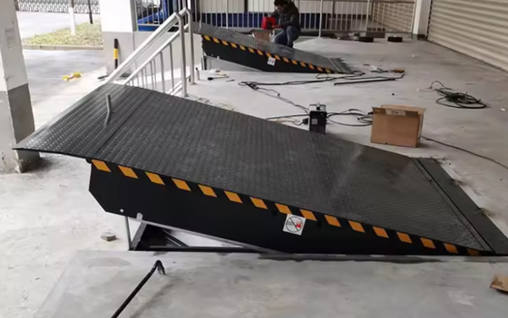 কাস্টমাইজযোগ্য প্ল্যাটফর্ম সাইজের কর্মশালা স্বয়ংক্রিয় ডক প্লেট ডক দরজার লেভেলার ২৫০০০-৪০০০০ পাউন্ড নিরাপদ ডিজাইন অন-সাইট ইনস্টলেশন