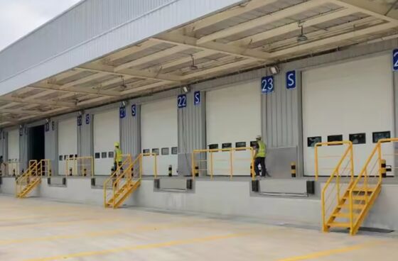 8T / 10T ক্যাপাসিটি হাইড্রোলিক টন গুদাম কাস্টমাইজযোগ্য প্ল্যাটফর্ম আকার কর্মশালা স্বয়ংক্রিয় ডক প্লেট ডক ডোর লেভেলার 25000-40000LBS নিরাপদ নকশা