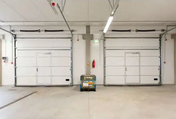 বাণিজ্যিক ব্যবহারের জন্য ২৪ ডিবি সাউন্ড ইনসুলেশন লেভেল সহ মিনিমাল এনার্জি টু অপারেট এবং ভিনাইল বা ব্রাশ ওয়েদারস্ট্রিপিং যুক্ত সেকশনাল ডোর