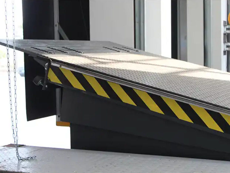 বৈদ্যুতিক মোটর মেকানিক্যাল কাঁচি লিফট উল্লম্ব ডক দরজা লেভেলার্স কর্মশালা স্বয়ংক্রিয় ডক প্লেট 25000-40000LBS নিরাপদ