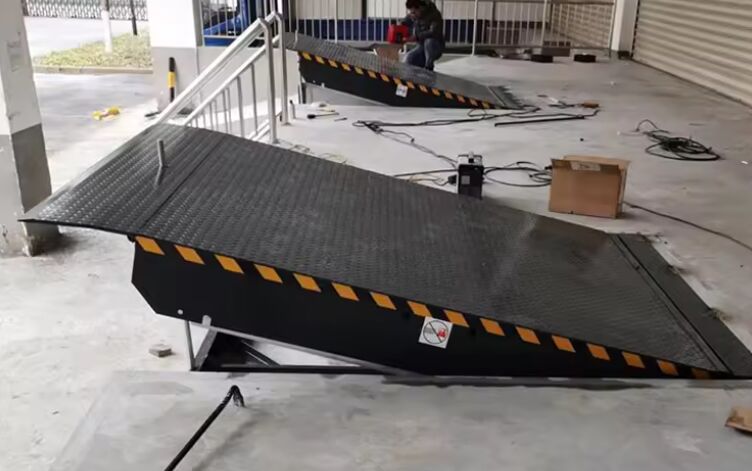 8T / 10T ক্যাপাসিটি হাইড্রোলিক টন গুদাম কাস্টমাইজযোগ্য প্ল্যাটফর্ম আকার কর্মশালা স্বয়ংক্রিয় ডক প্লেট ডক ডোর লেভেলার 25000-40000LBS নিরাপদ নকশা